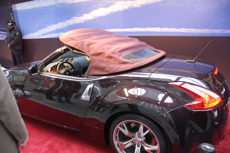 Illustration for article titled 2010 Nissan 370Z Roadster Drops Top Live In New York